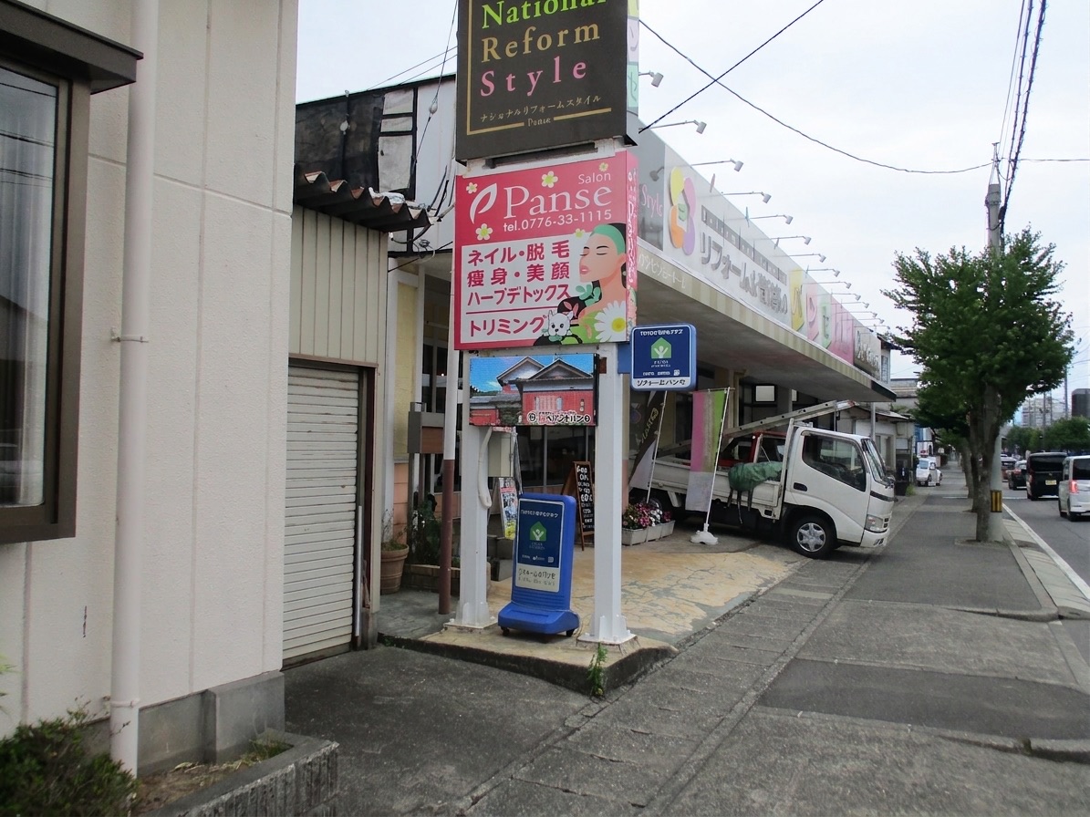 住宅リフォーム店の事例：店舗前の通りに向けて設置された両面LEDサイネージ