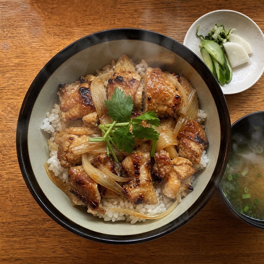 鶏の照り焼き丼の写真に「今週のおすすめ 鶏の照り焼き丼」の文字を重ねたサイネージ用コンテンツ