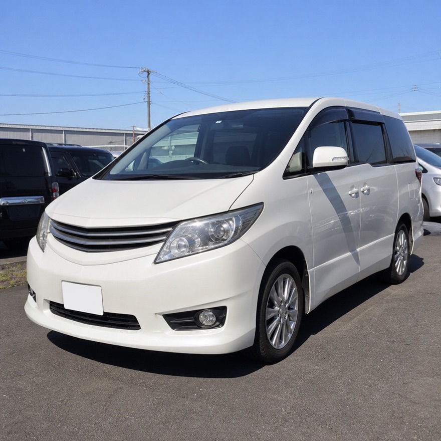 中古車展示場で撮影された白いミニバンの素材写真